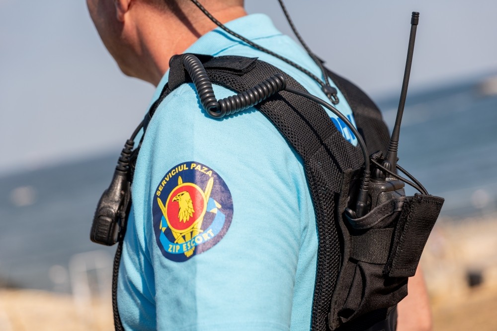 Individ reținut de agenții Zip Escort când încerca să vandalizeze sediul Oficiului de Cadastru